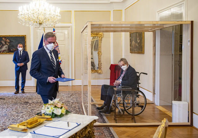 Prezident Miloš Zeman (vpravo) vymenoval Petra Fialu (vlevo) do funkcie predsedu vlády.