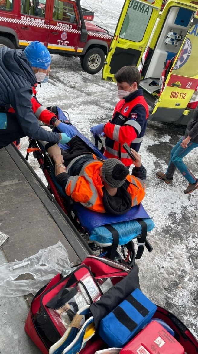 Horskí záchranári poskytli pomoc zranenému robotníkovi na Donovaloch.
