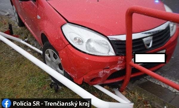 Vodič pod vplyvom alkoholu narazil v Prievidzi do zábradlia.