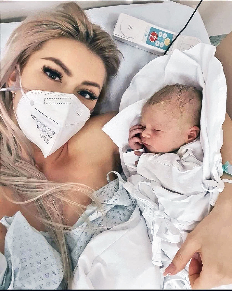 Blondínka porodila zdravého synčeka Rockyho.