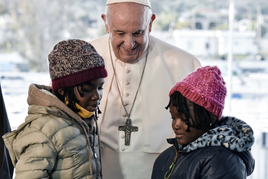 Pápež František sa zdraví s deťmi počas ceremoniálu v tábore migrantov na gréckom ostrove Lesbos 5. decembra 2021.