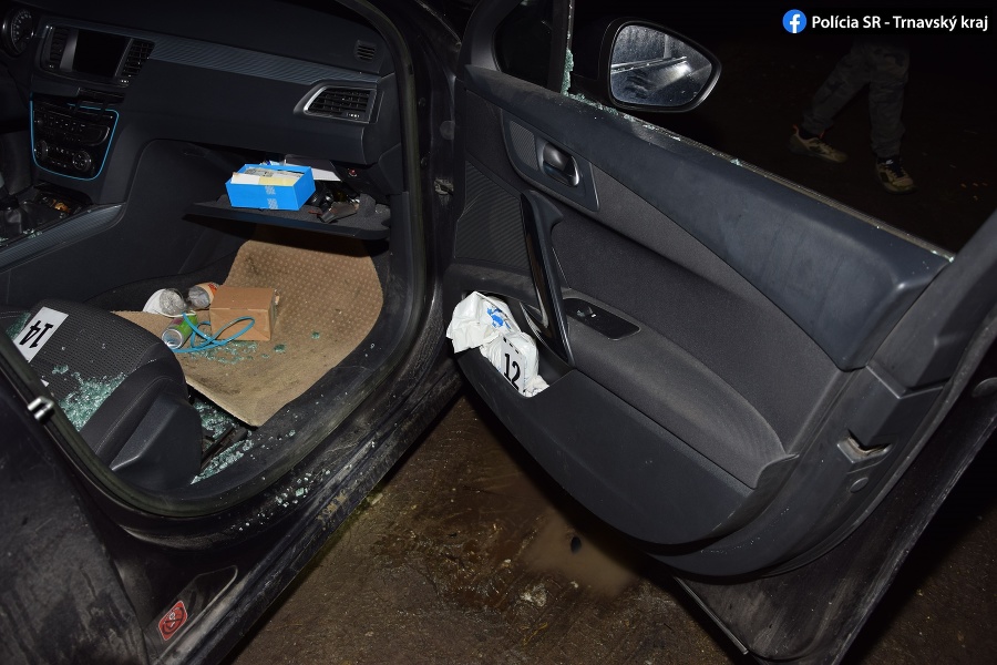 Kriminalisti našli pri prehliadke vozidla viacero zatavených striekačiek s bielou kryštalickou látkou, sklenú fajku a vrecko so zelenou sušinou