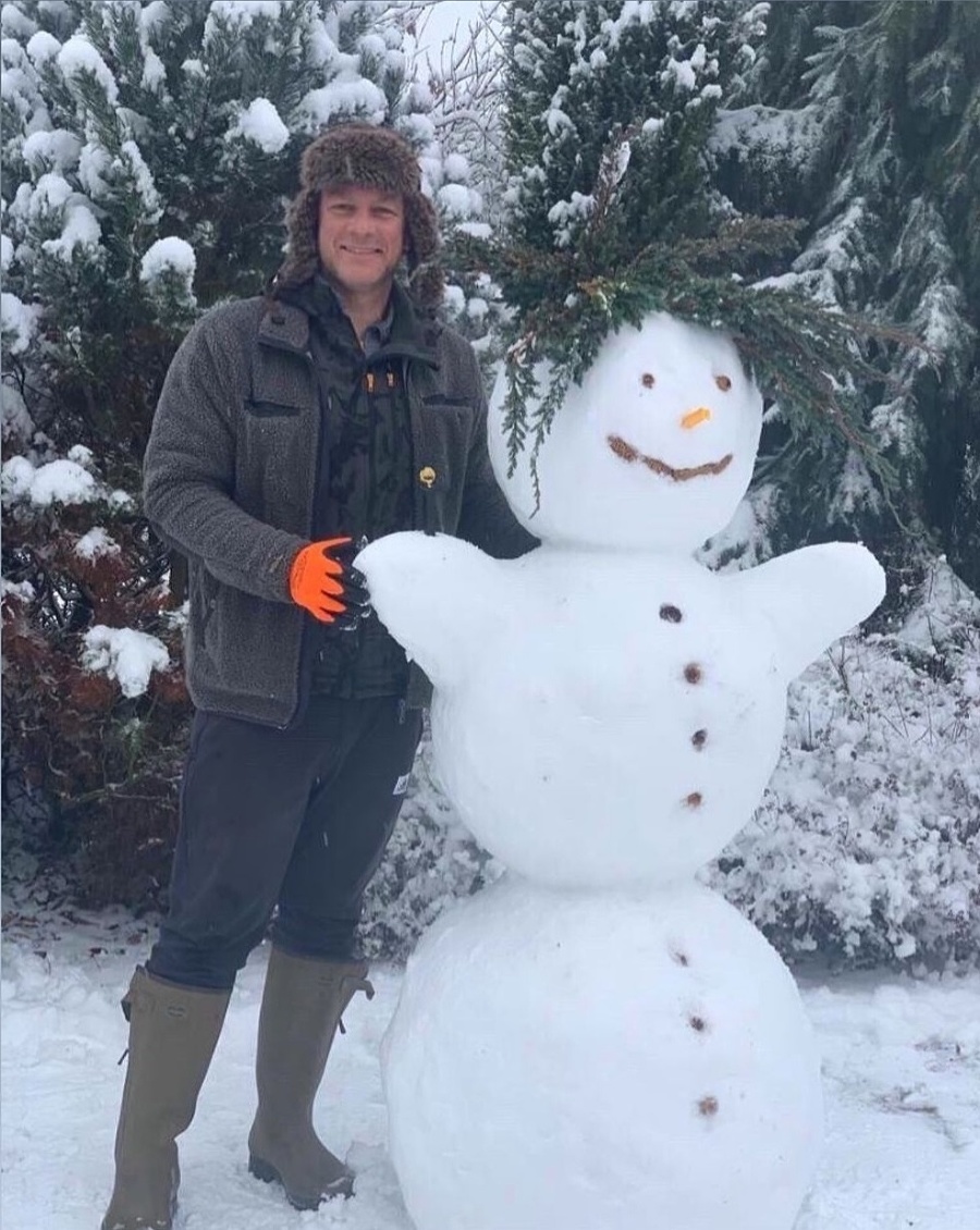 Patrik Švajda so svojím snehuliakom.