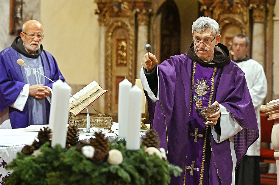 V kostole sa bude môcť zdržiavať maximálne 30 osôb alebo 1 osoba na 25 m2.
