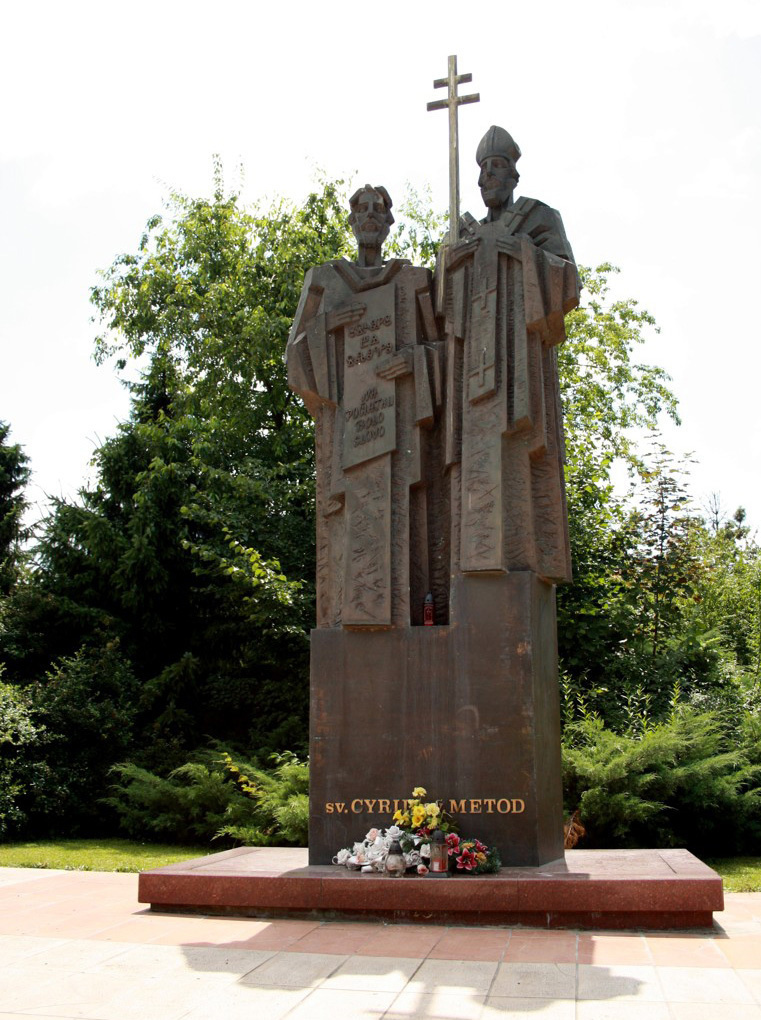 Súsošie svätého Cyrila a Metoda, ktoré vyhotovil koncom deväťdesiatych rokov akademický sochár Stanislav Mikuš.