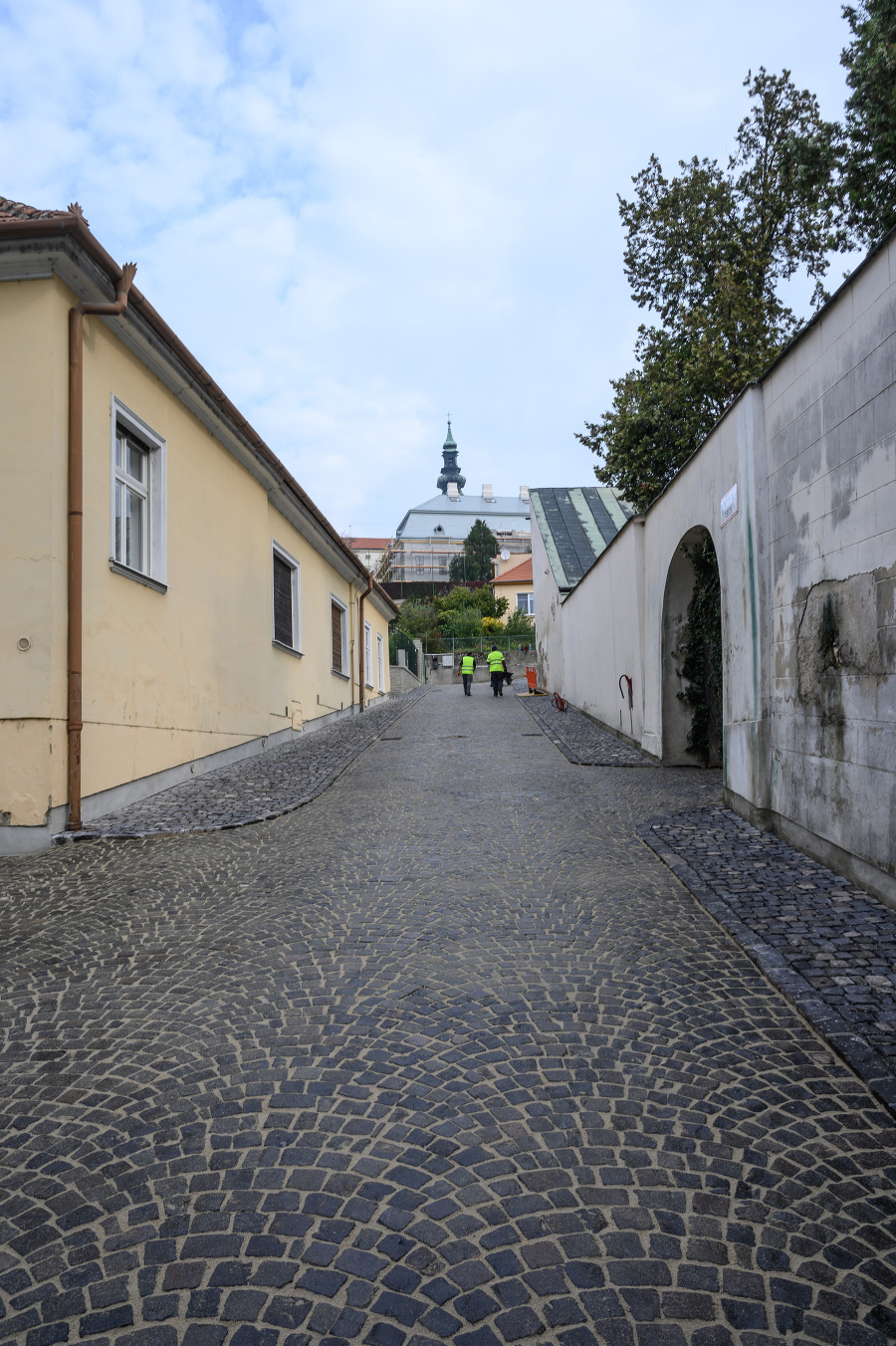 Približne 170 metrov dlhá