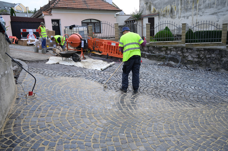 Približne 170 metrov dlhá