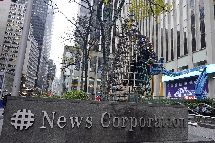 Strom pred budovou News