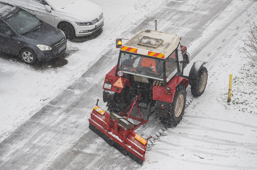 Traktor odhŕňa sneh v