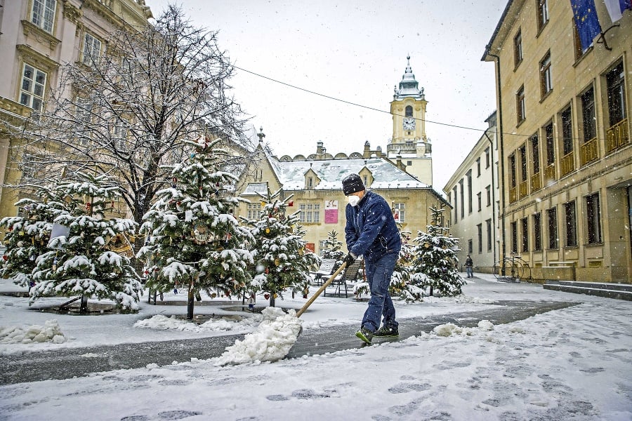 Primaciálne námestie: Sneh odpratávali