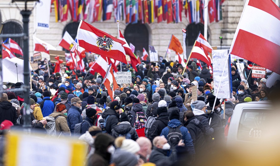 Demonštrácia proti povinnému očkovaniu vo Viedni prilákala 20.000 ľudí.