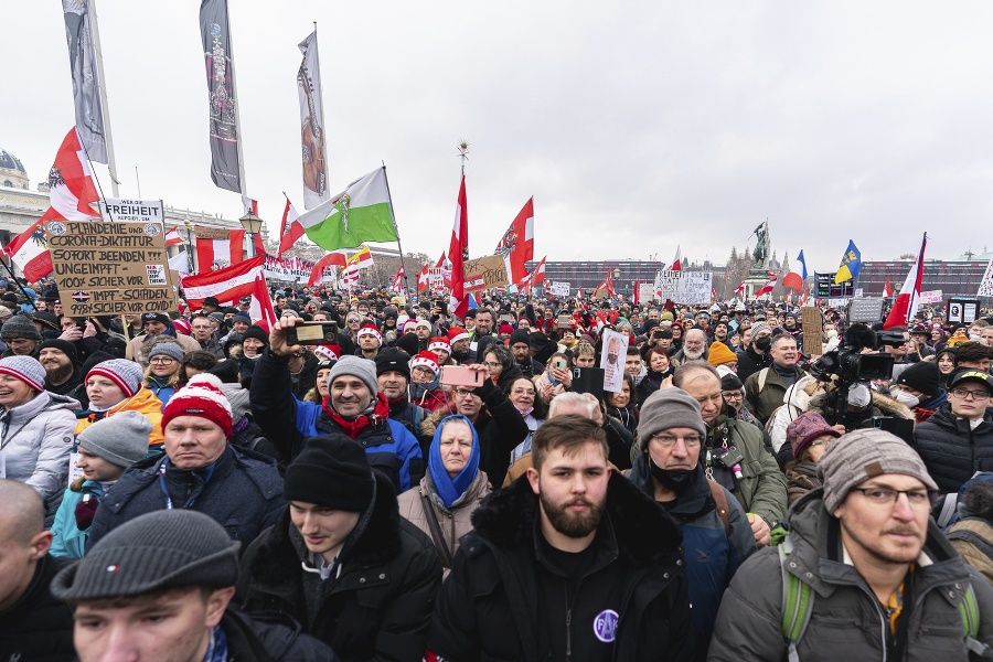 Demonštrácia proti povinnému očkovaniu vo Viedni prilákala 20.000 ľudí.