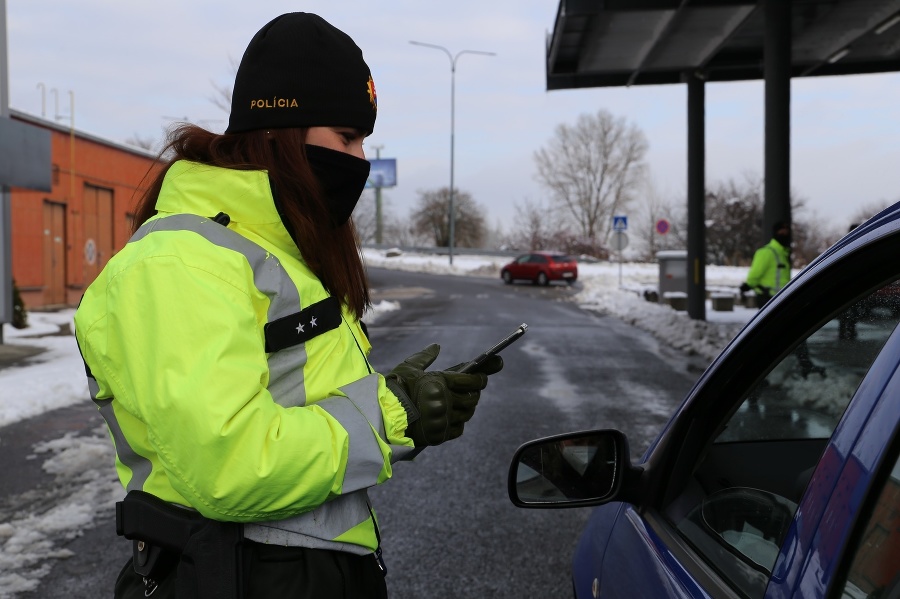 Na hraniciach polícia celý