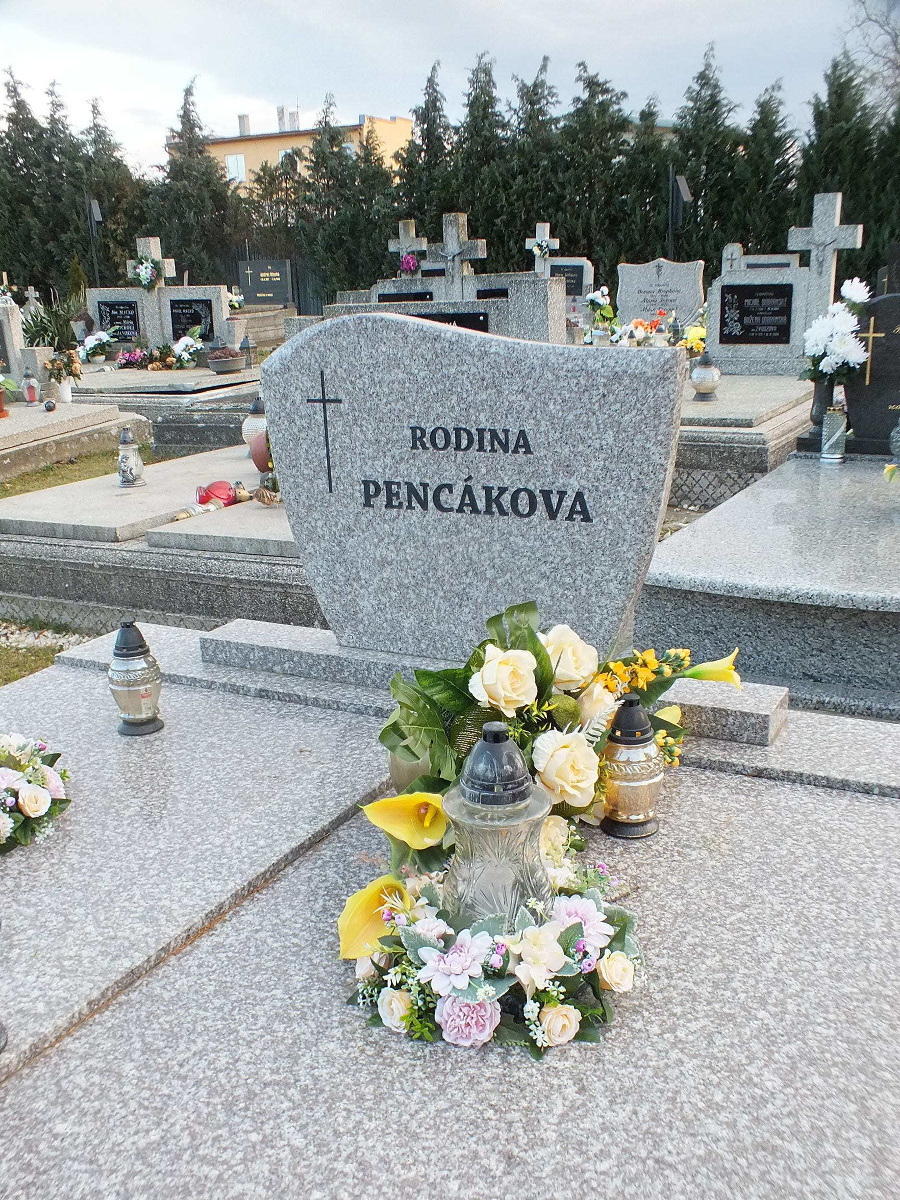 V tejto rodinnej hrobke na sečovskom cintoríne 6. novembra pred tromi rokmi pochovali namiesto Jozefa nebožtíka, ktorý mal pri sebe jeho doklady.