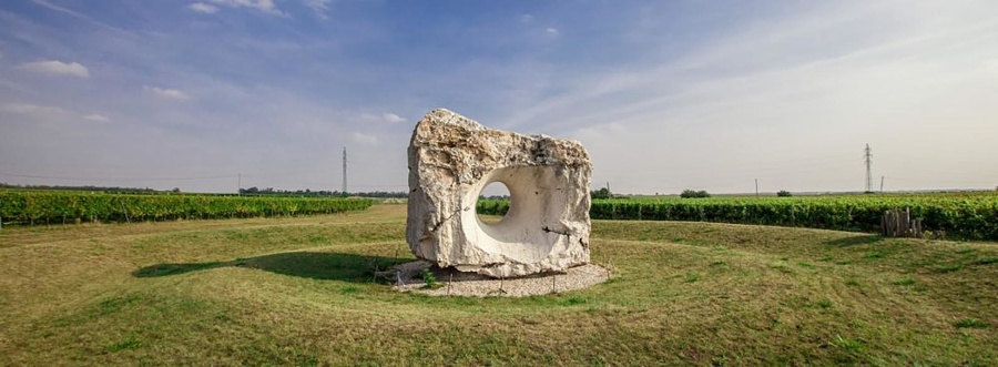 Vinárstvo stráži kameň Elesko, čo je historický názov hradu Ostrý kameň.