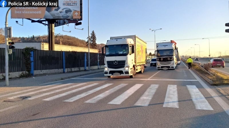 Kamiónu sa uvoľnil 20 tonový zvitok, nehoda spôsobila dopravné obmedzenia na Južnom nábreží.