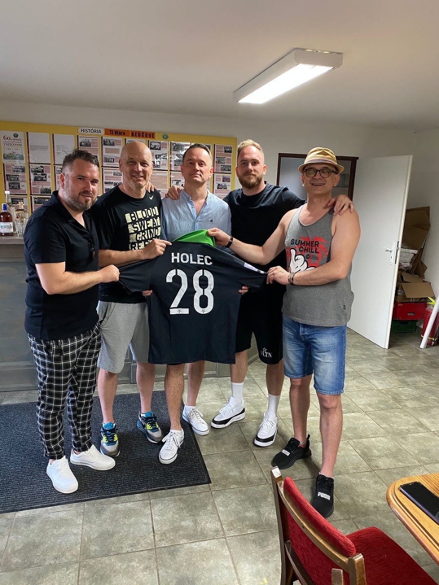 Dominikovi fandí celá rodina. Zľava brat Filip, otec Peter aj dvaja strýkovia.
