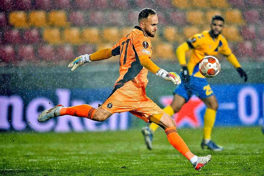 Dominik Holec sa v Sparte stal brankárskou jednotkou.
