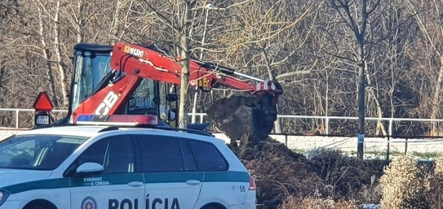 Policajti rozkopávajú park
s pomocou