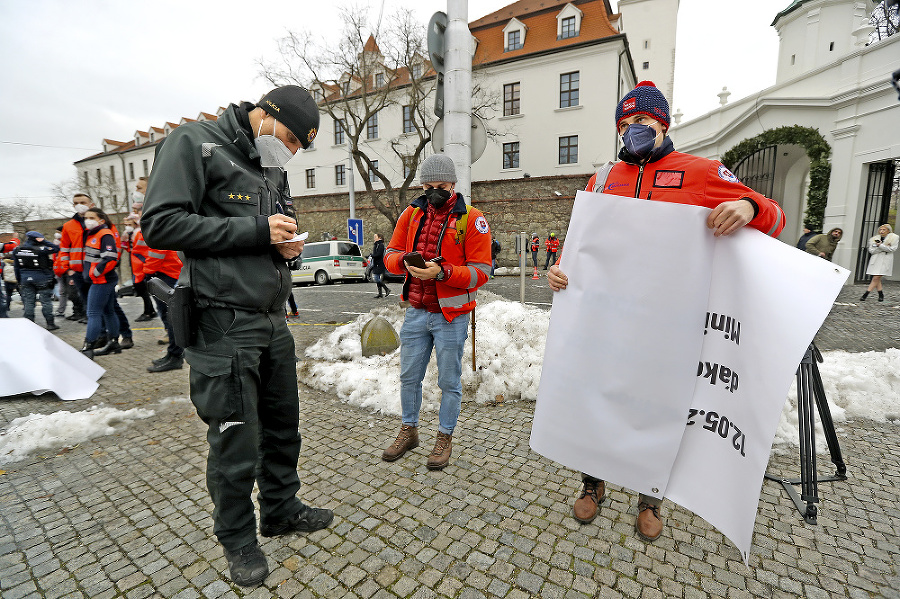 Policajti si od záchranárov