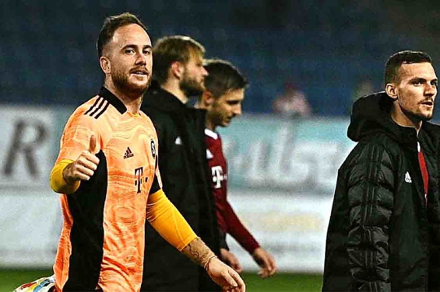 Dominik Holec sa v Sparte stal brankárskou jednotkou.