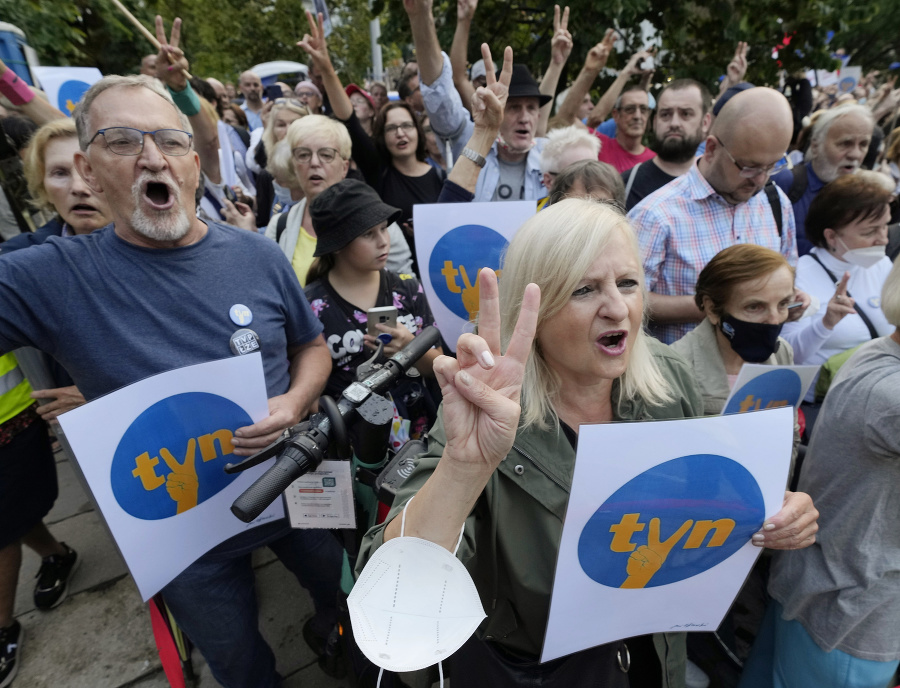 Obyvatelia Varšavy demonštrujú na