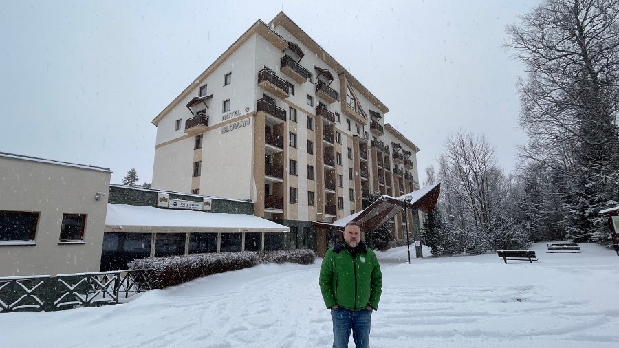 Martin Novotný pred hotelom Slovan