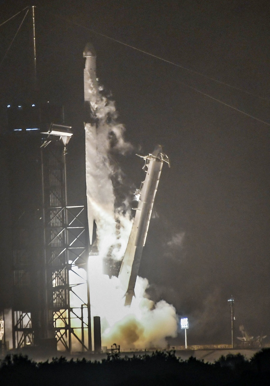Na snímke štart zásobovacej lode Dragon za pomoci rakety Falcon 9.
