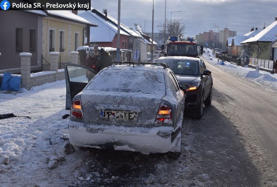 Opitý vodič taxislužby spôsobil v Poprade autonehodu, ťažko sa zranil.