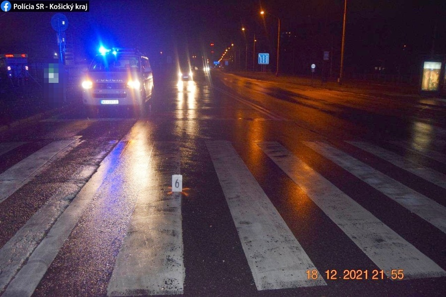 Polícia hľadá svedkov dopravnej nehody na Slaneckej ulici.