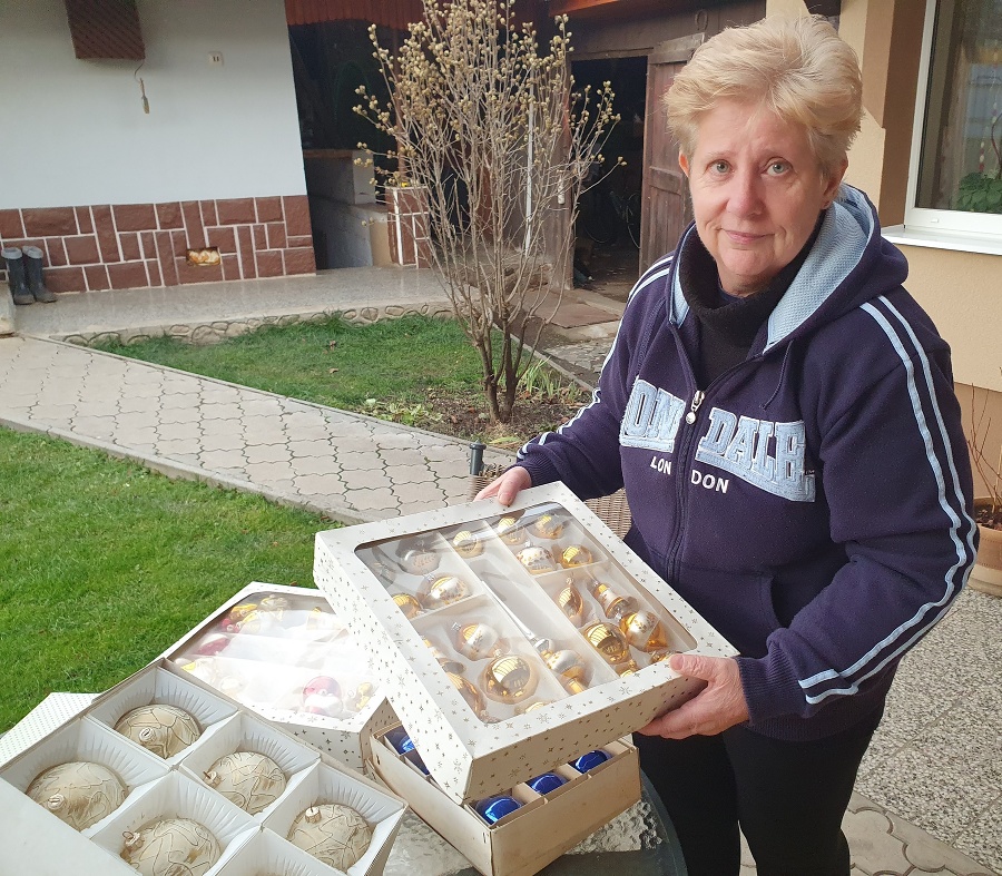 Tatiana Beláyiová s vianočnými ozdobami, ktoré sa kedysi ručne vyrábali v obci Štítnik.
