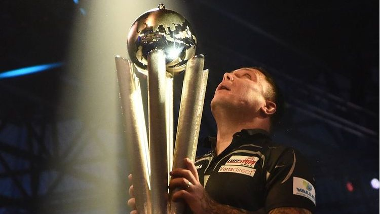 Gerwyn Price s trofejou