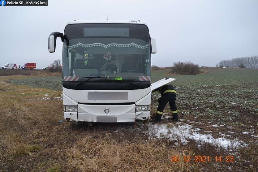 Autobus skončil v poli.
