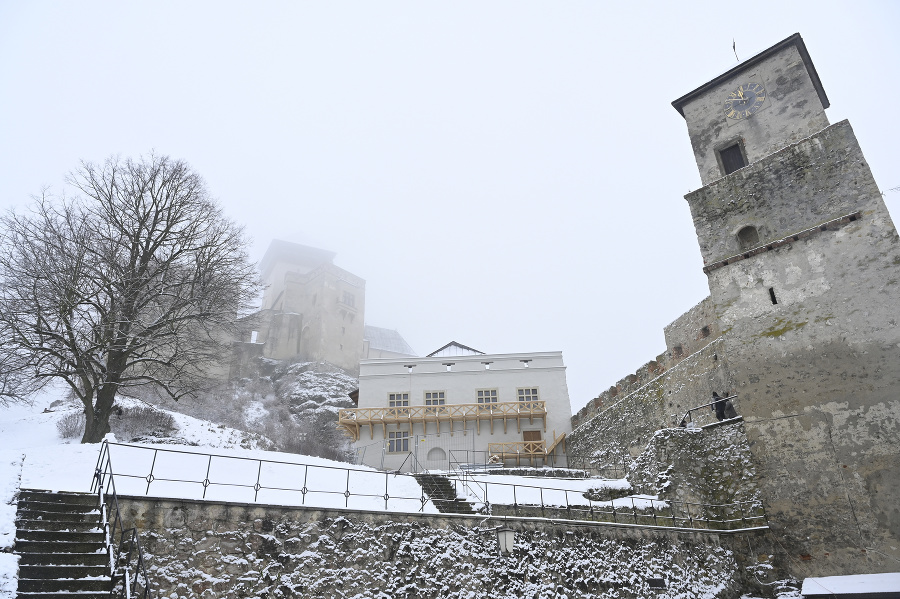 Pohľad na zasnežený Trenčiansky hrad.