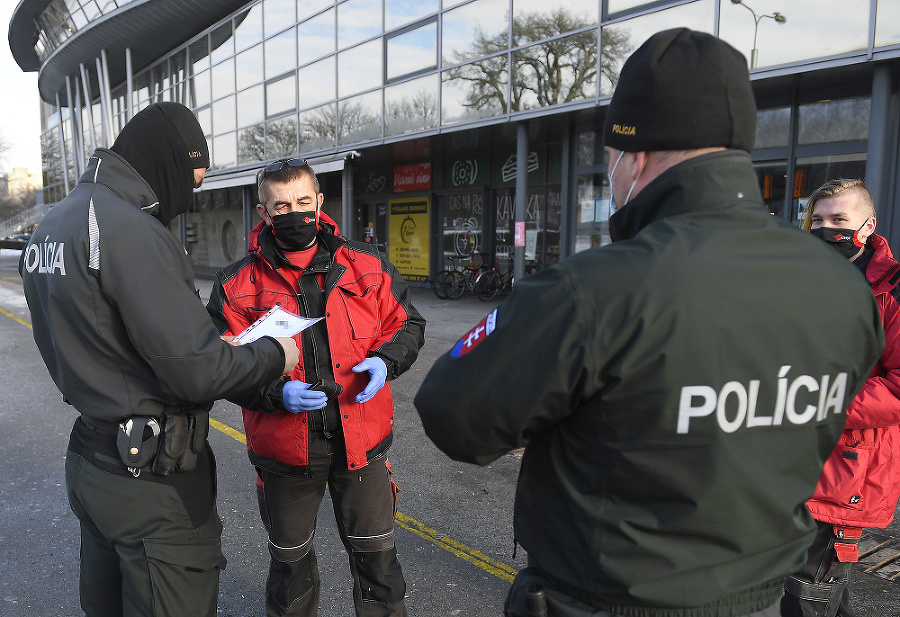 Zákaz vychádzania kontrolovala polície