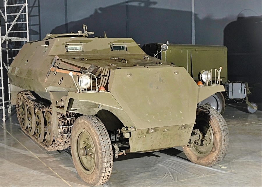 Obrnený kolesovo-pásový transportér OT-810, ktorý bol vyvinutý v Kopřivnici, ale jeho výroba prebiehala v Podpolianskych strojárňach v Detve.