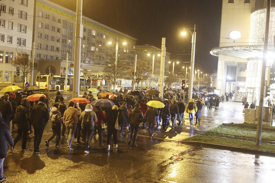 Demonštrácie proti pandemickým obmedzeniam