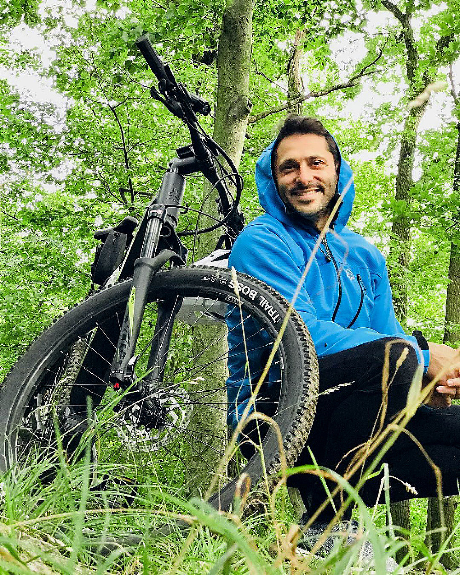 Miluje pobyt v prírode. Na bicykli...