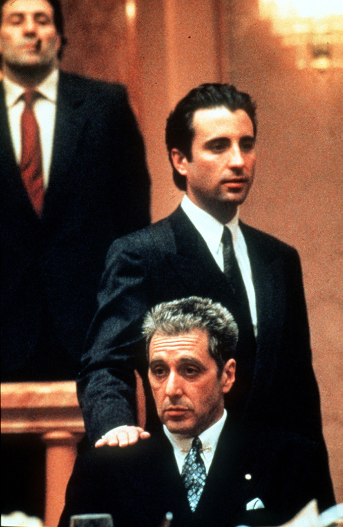 Al Pacino (dolu) a Andy García vo filme Krstný otec III.