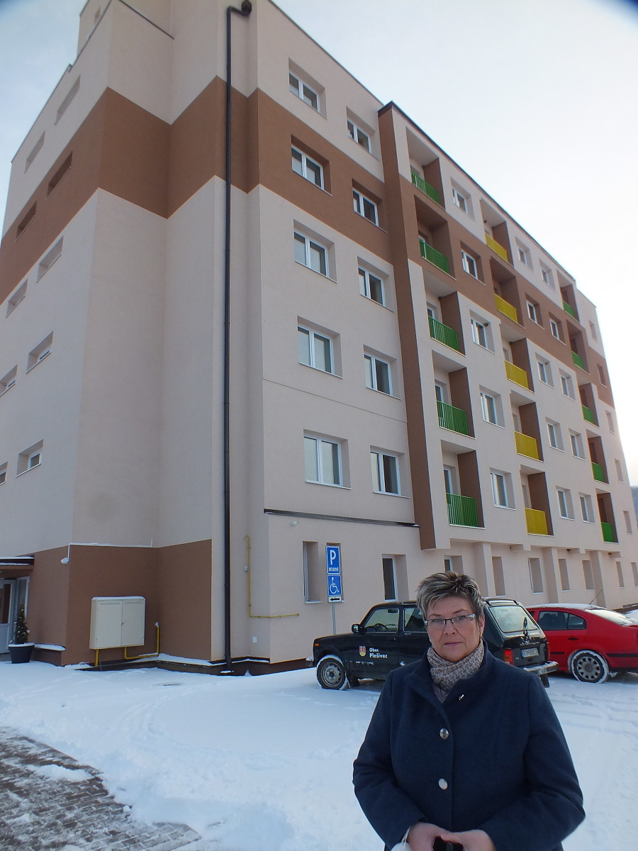 Starostka Plešivca Iveta Šušánová pred zrekonštruovaným bytovým domom pre 36 nájomníkov.