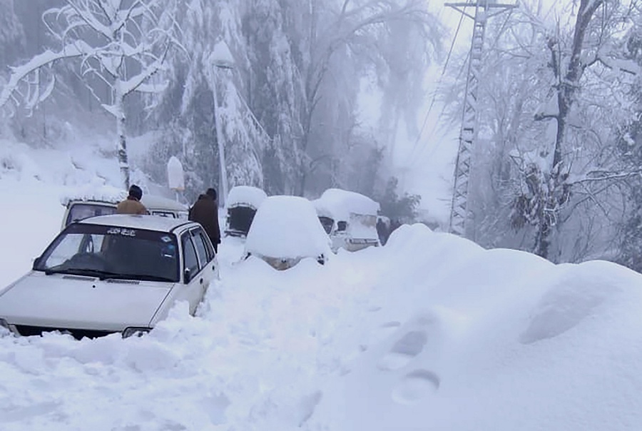 Automobily uviaznuté v snehu