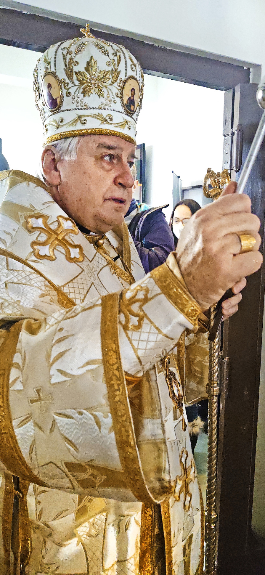 Prešovský arcibiskup a metropolita Ján Babjak požehnal všetky tri defibrilátory.
