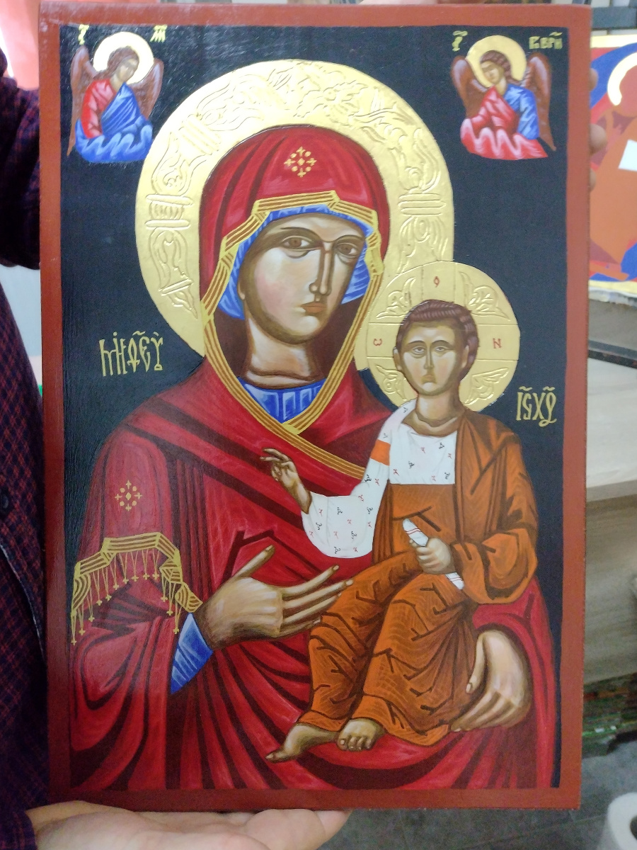 Ikona presvätej Bohorodičky s apoštolmi, ktorá je zvlášta ornamentmi na košieľke Ježiška, v depozitári jej autora Miroslava Buraľa.