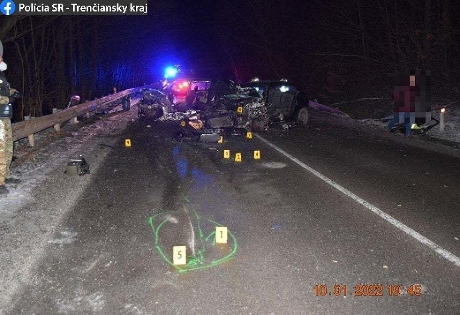 Pri večernej dopravnej nehode neďaleko Starej Turej sa ťažko zranili traja ľudia.