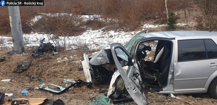 Vodič pri Dobšinej narazil do elektrického stĺpa, zraneniam podľahol.