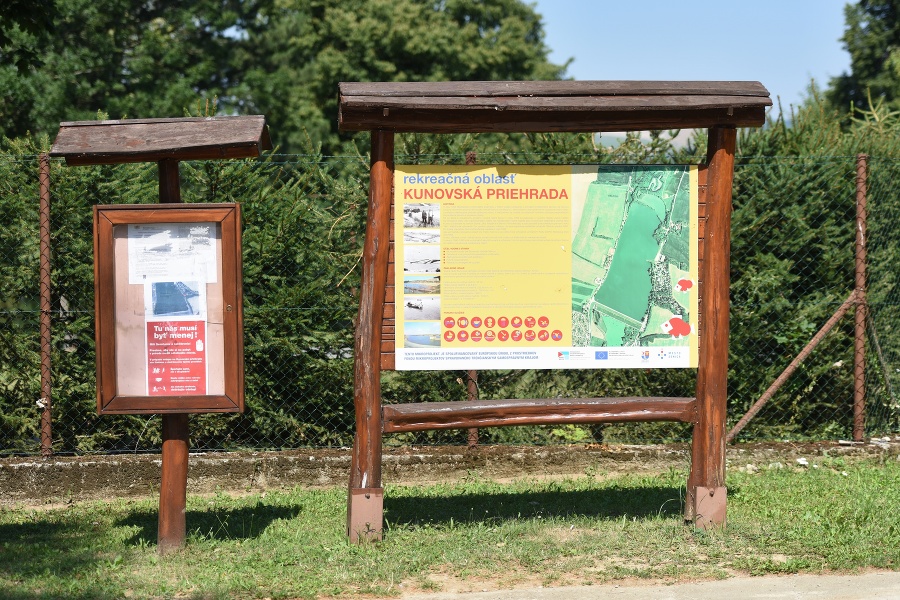 Informačná tabuľa o rekreačnej oblasti na Kunovskej priehrade.