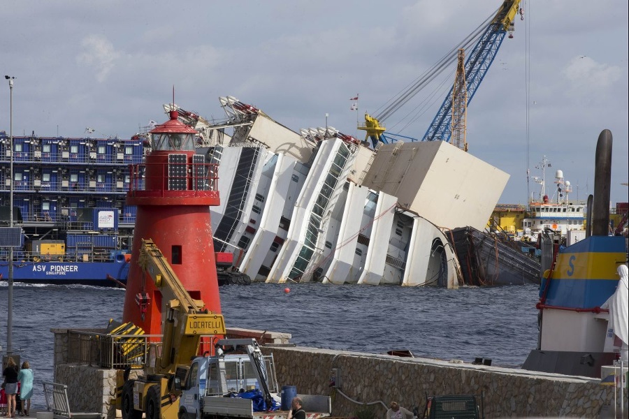 Loď Costa Concordia havarovala