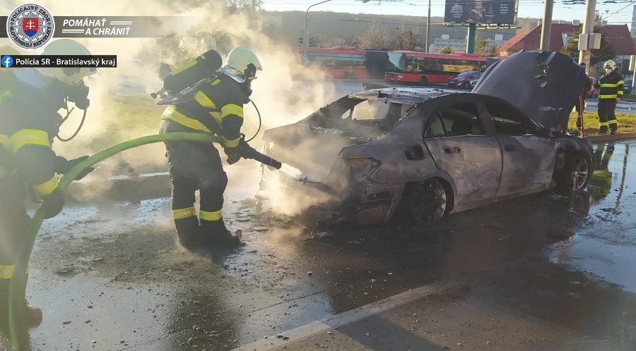 Vozidlo zachvátili plamene. 
