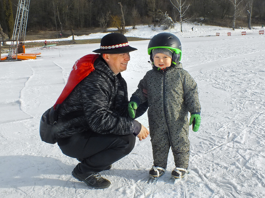 Peter (42) prišiel korčuľovať so synom Kubkom (2).