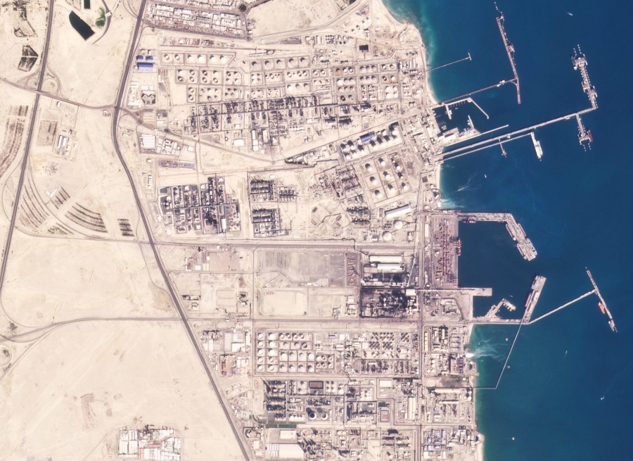 Satelitná snímka z 12. januára zachytáva rafinériu Míná Ahmadí v Kuvajte.